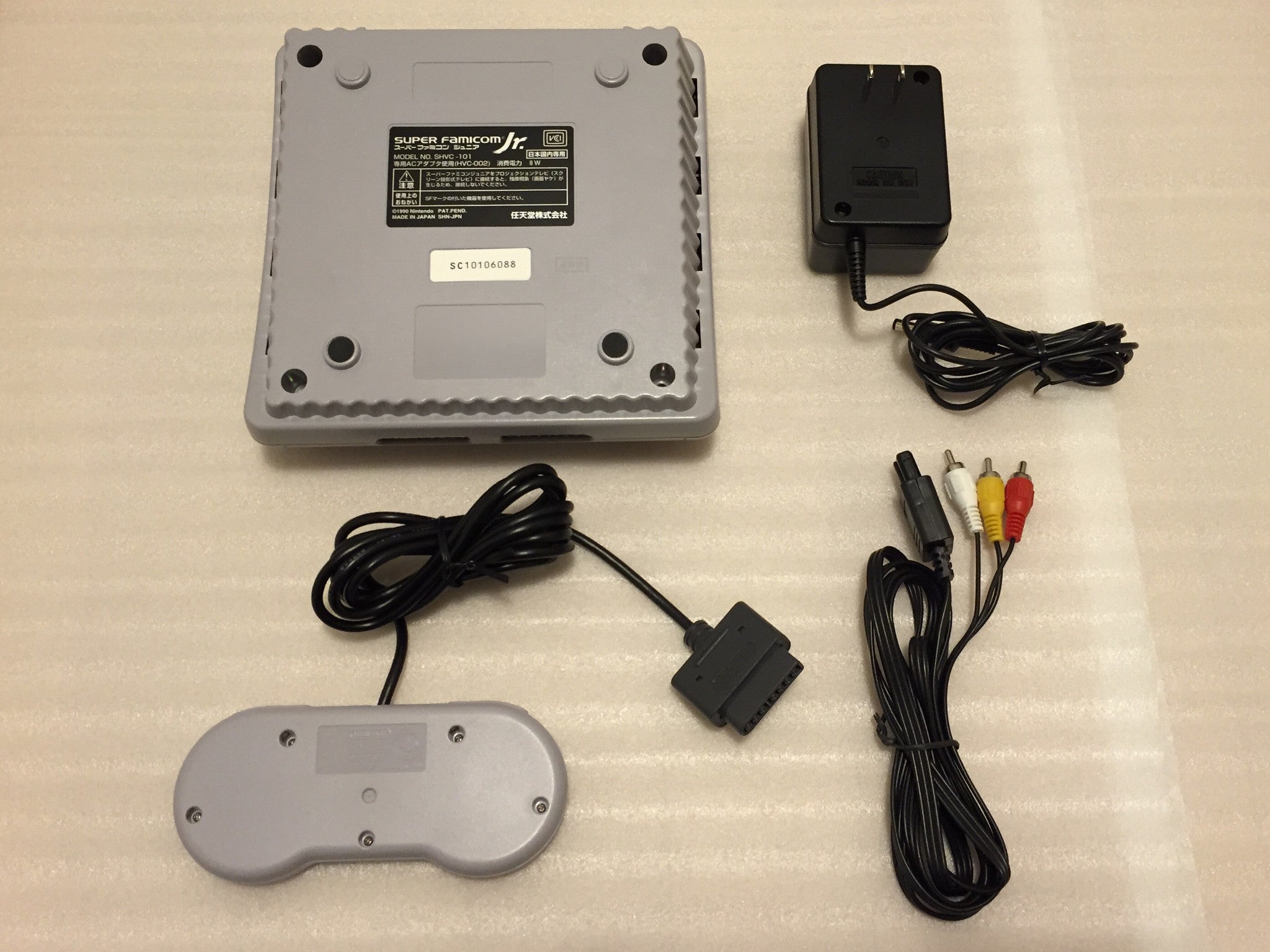 Super Famicom Jr. System - Boxed + 3 games - RetroAsia